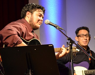 Natal em Shinshiro 2012 No domingo, 23 de dezembro, nossa igreja celebrou seu “Culto de Natal” deste ano de uma maneira muito especial. Desta...