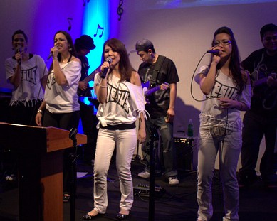 Preto e Branco - Reunião evangelistica dos jovens No sábado, 9 de Junho, o Grupo de Jovens da nossa igreja organizou uma reunião evangelística musical, onde muitas...