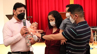 Dedicação de Isabela Joei El domingo 10 de abril, se realizó la dedicación al Señor, de Isabela, hija de nuestros hermanos Carlos y Rosangela...